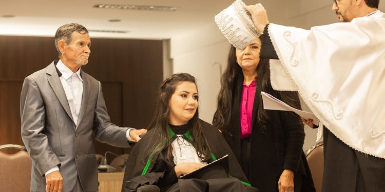 Primeira médica com tetraparesia do Brasil cola grau na Unioeste
