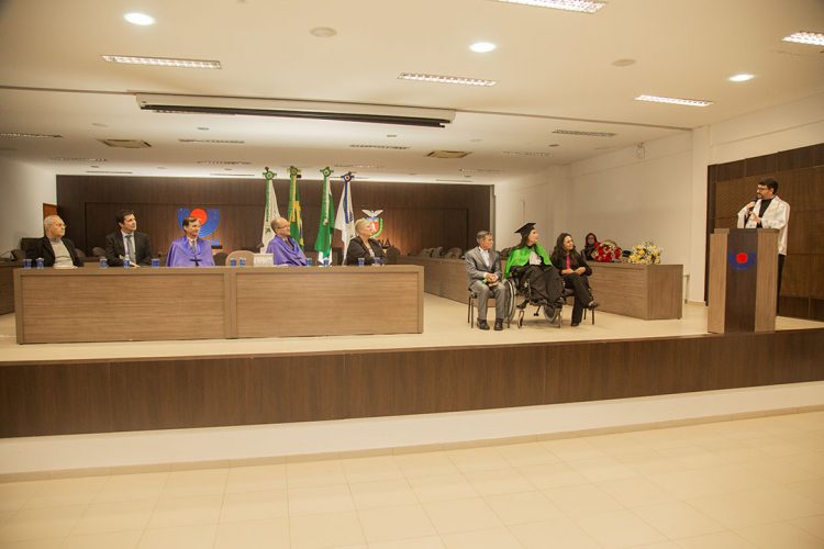 Primeira médica com tetraparesia do Brasil cola grau na Unioeste