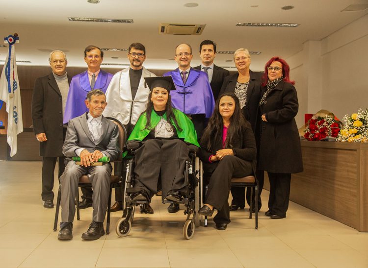 Primeira médica com tetraparesia do Brasil cola grau na Unioeste