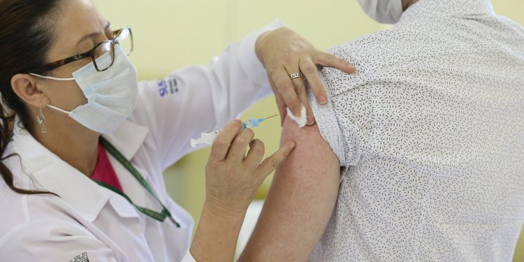 Paraná vai aplicar 2ª dose de reforço contra a Covid-19 em pessoas acima de 40 anos
