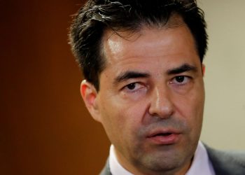 Ministro diz que governo não pode interferir nos preços da Petrobras