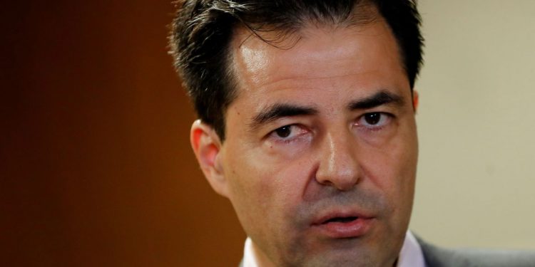 Ministro diz que governo não pode interferir nos preços da Petrobras