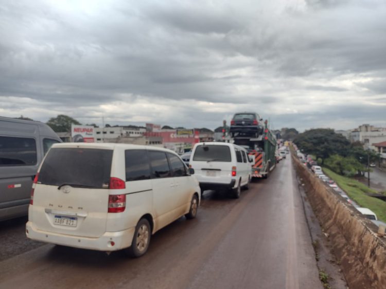 Movimento em direção ao Paraguai é intenso nesta sexta-feira