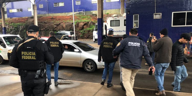 PF faz dupla extradição de foragidos pela Ponte da Amizade