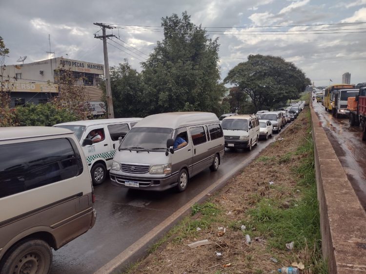 Movimento em direção ao Paraguai é intenso nesta sexta-feira