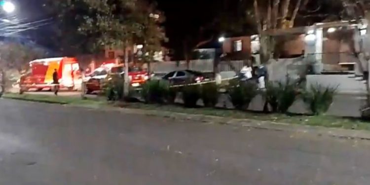 Três assaltantes morrem em confronto com a polícia após família ser feita refém