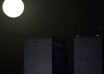 Superlua será visível na noite desta terça-feira