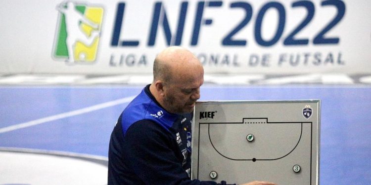 Após sequência ruim de resultados, Foz Cataratas anuncia desligamento do técnico Banana