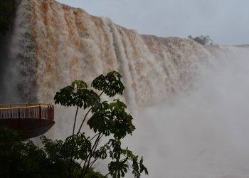 Passarela das Cataratas é interditada por causa da cheia nesta sexta (3)