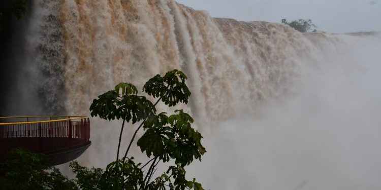 Passarela das Cataratas é interditada por causa da cheia nesta sexta (3)