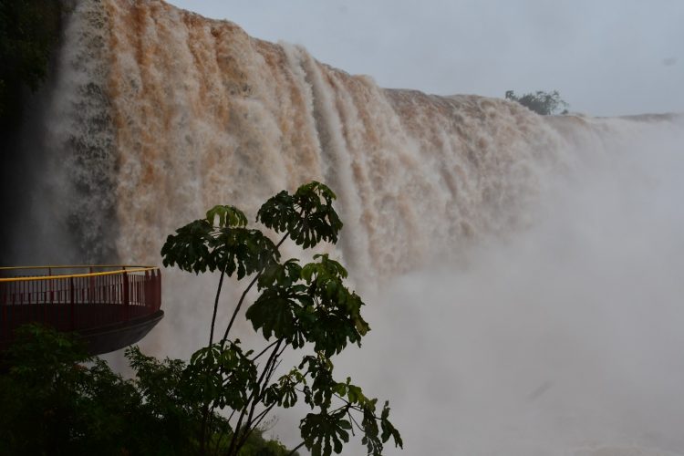 Passarela das Cataratas é interditada por causa da cheia nesta sexta (3)