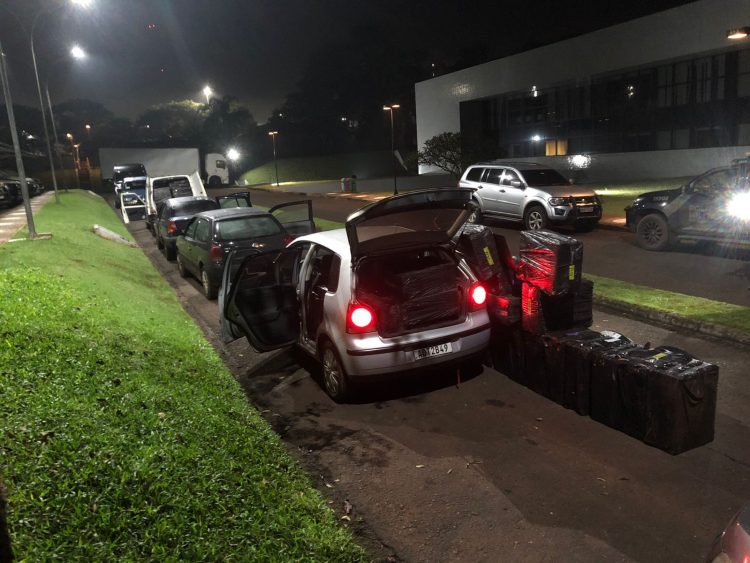 PF apreende caixas de cigarros e pneus contrabandeados
