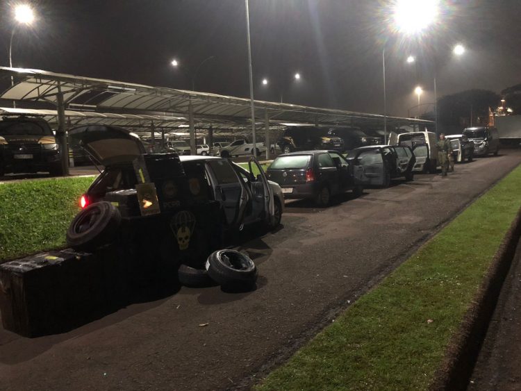 PF apreende caixas de cigarros e pneus contrabandeados