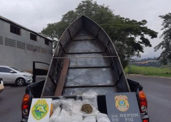 Polícia Federal e BPFron apreendem maconha em barco vindo do Paraguai