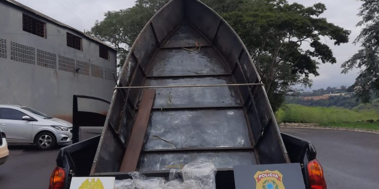 Polícia Federal e BPFron apreendem maconha em barco vindo do Paraguai