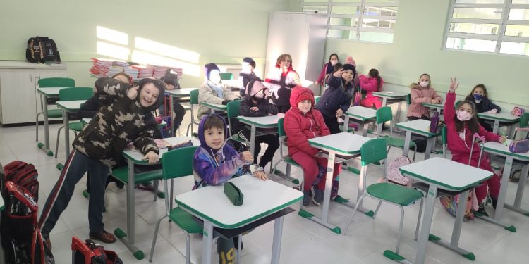 Alunos da Escola Gabriela Mistral retornam para sede no Jardim Lancaster
