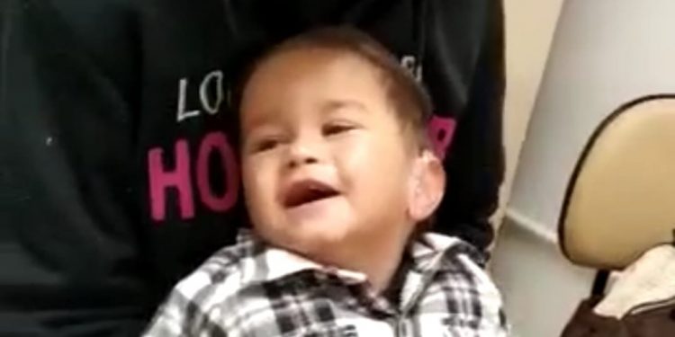 Trabalho do CER-IV: vídeo mostra bebê de um ano ouvindo pela primeira vez em Foz