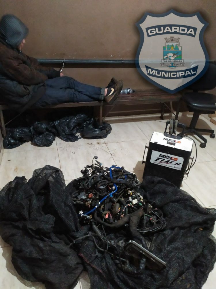 Homem é detido pela Guarda Municipal por furto em loja de Foz