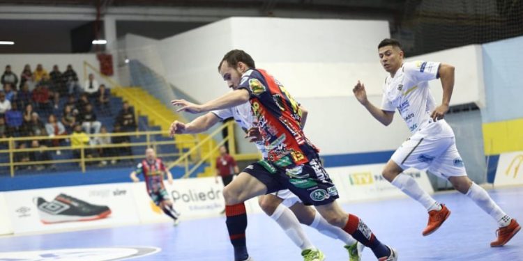 Carlão marca três vezes e Cascavel Futsal vence São José pela Liga Nacional
