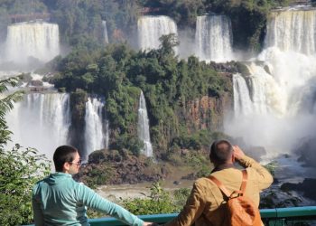 Sequência de feriados prolongados impulsiona turismo de Foz do Iguaçu