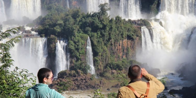 Sequência de feriados prolongados impulsiona turismo de Foz do Iguaçu