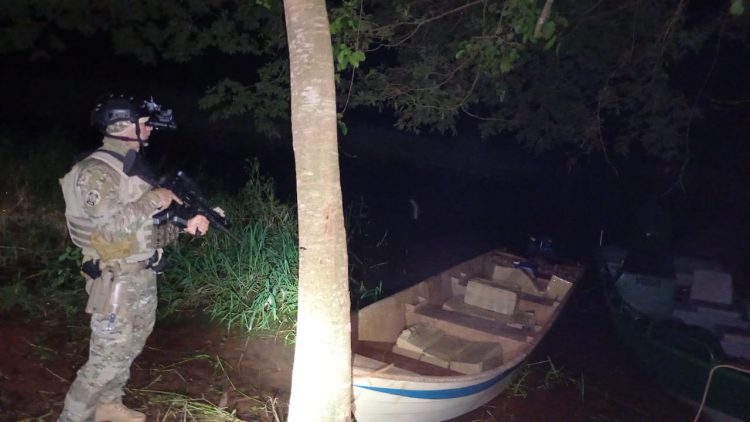 Ação integrada apreende drogas, embarcação e drogas no Lago de Itaipu
