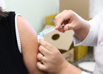 Foz amplia vacinação contra Meningite C para crianças e trabalhadores da saúde