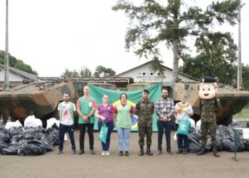 Exército de Foz entrega mais de 3 mil peças de agasalho para instituições