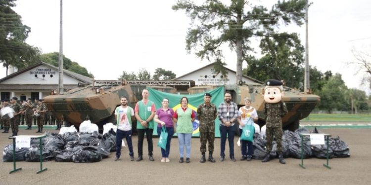 Exército de Foz entrega mais de 3 mil peças de agasalho para instituições