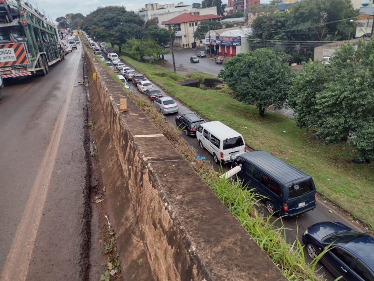 Movimento em direção ao Paraguai é intenso nesta sexta-feira