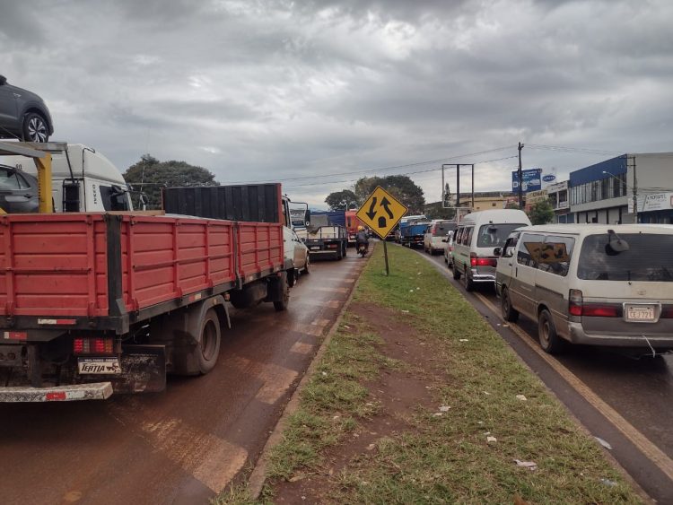 Movimento em direção ao Paraguai é intenso nesta sexta-feira