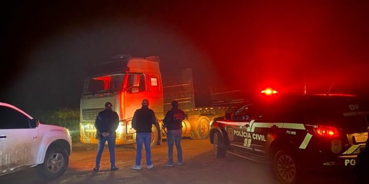 Caminhão roubado em Florianópolis por quadrilha é recuperado no Paraguai