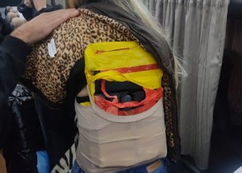 Mulher é presa levando carregadores de pistola a Curitiba