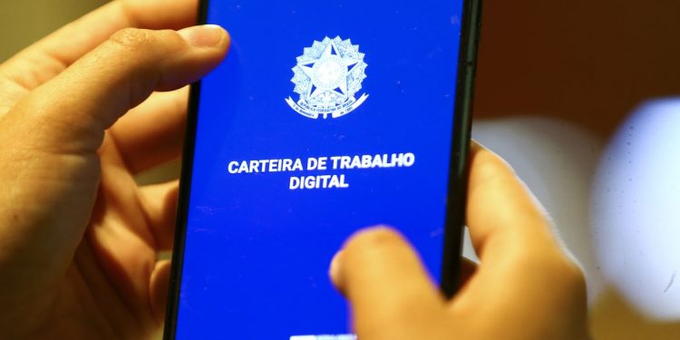 IBGE: desemprego cai para 9,8%; rendimento fica estável