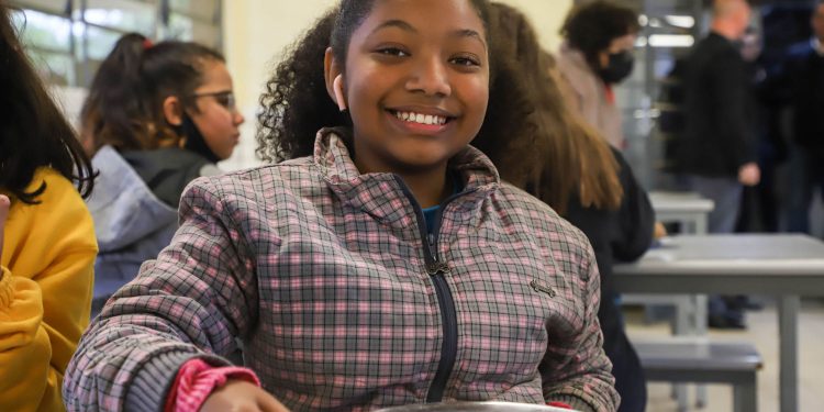 Governador anuncia três refeições por dia em todos os colégios da rede estadual