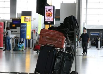 Bolsonaro veta retorno do despacho gratuito de bagagem em avião