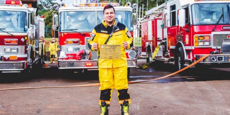 Corpo de Bombeiros de CDE recebe dois novos caminhões tanques americanos