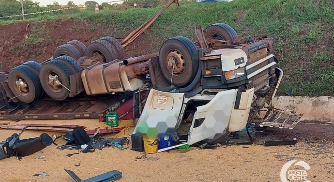 Motorista morre após tombamento de caminhão em São Miguel do Iguaçu