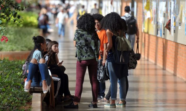 estudantes-faculdade