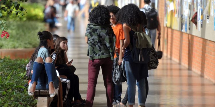 estudantes-faculdade