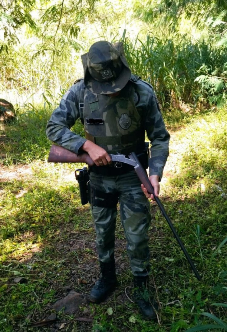 Homem é preso por porte ilegal de arma de fogo e caça