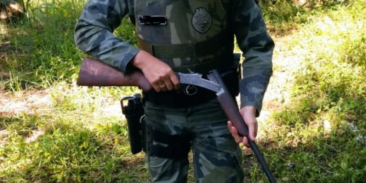 Homem é preso por porte ilegal de arma de fogo e caça