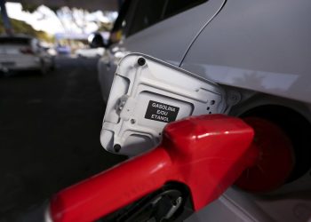 Petrobras reduz preço de venda da gasolina para distribuidoras