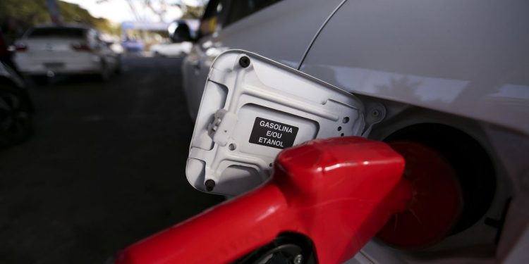Petrobras reduz preço de venda da gasolina para distribuidoras