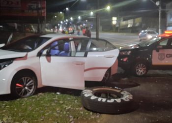 Veículo roubado na Praça da Bíblia bate em árvore