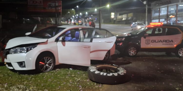 Veículo roubado na Praça da Bíblia bate em árvore