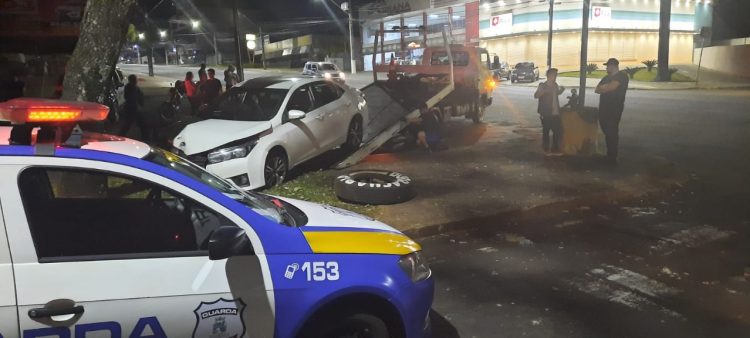 Veículo roubado na Praça da Bíblia bate em árvore