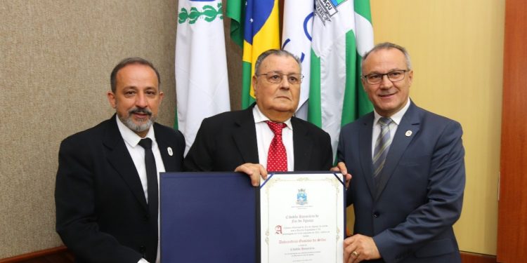 Ex-prefeito Dobrandino da Silva é cidadão honorário de Foz