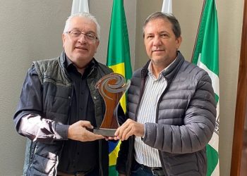 Prefeito Chico Brasileiro recebe troféu do Prêmio Nacional da Inovação, do Iguassu Valley