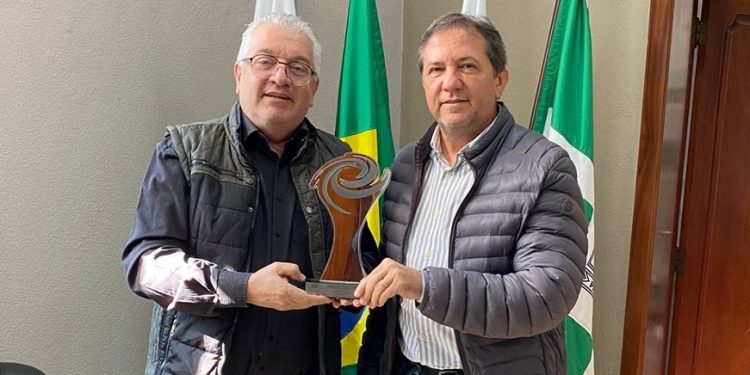 Prefeito Chico Brasileiro recebe troféu do Prêmio Nacional da Inovação, do Iguassu Valley